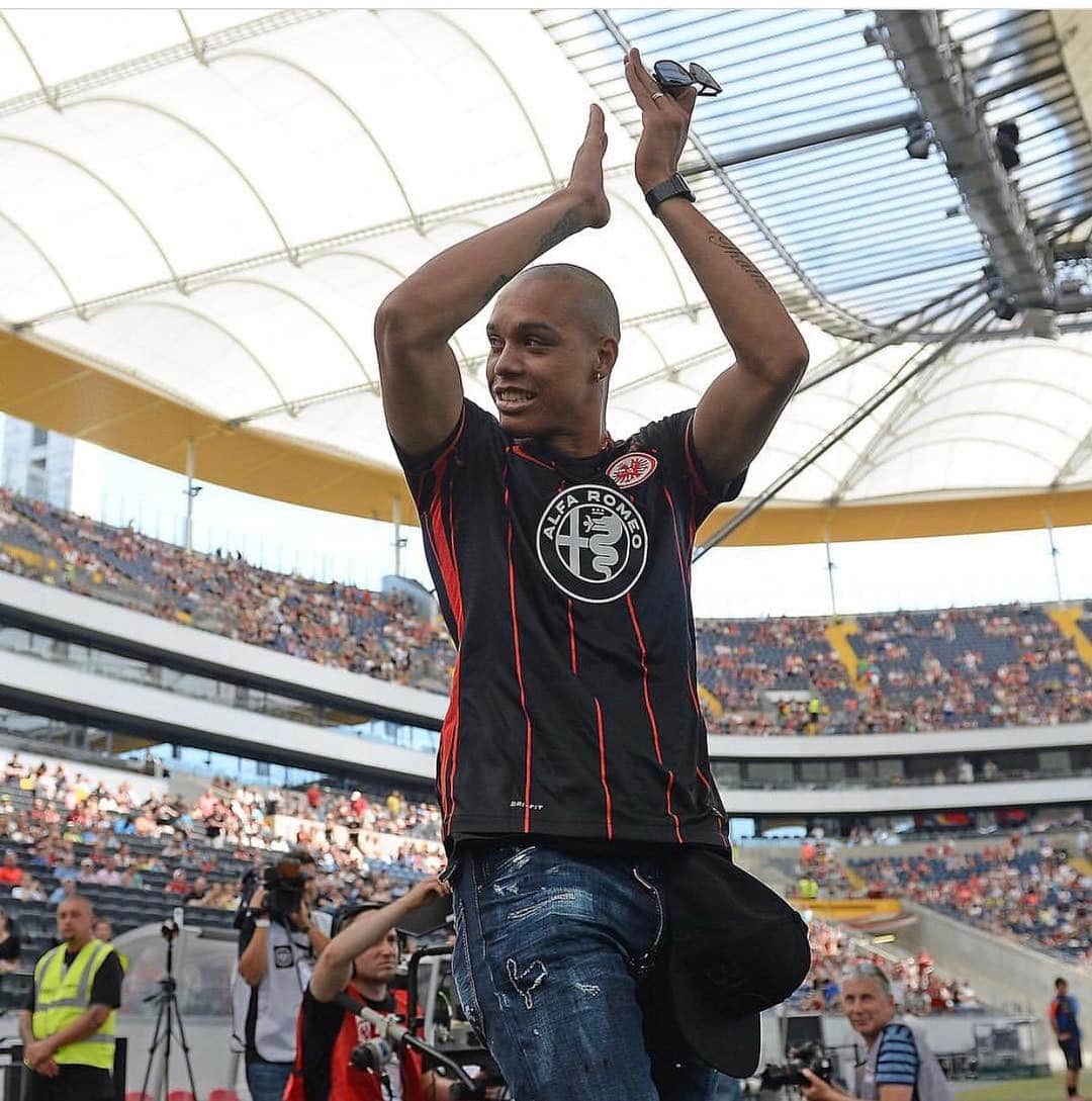 アンデルソン・バンバのインスタグラム：「Ich möchte mich hier zu aller erst bei allen Mitarbeiter der Eintracht Frankfurt AG bedanken die mich wie ein Sohn aufgenommen haben. Es war für mich wie eine Familie. Auch bei allen Fans die in Deutschland habe möchte ich mich für die tolle Unterstützung bedanken. Ich wünsch Euch allen weiterhin eine gute und erfolgreiche Zeit.」