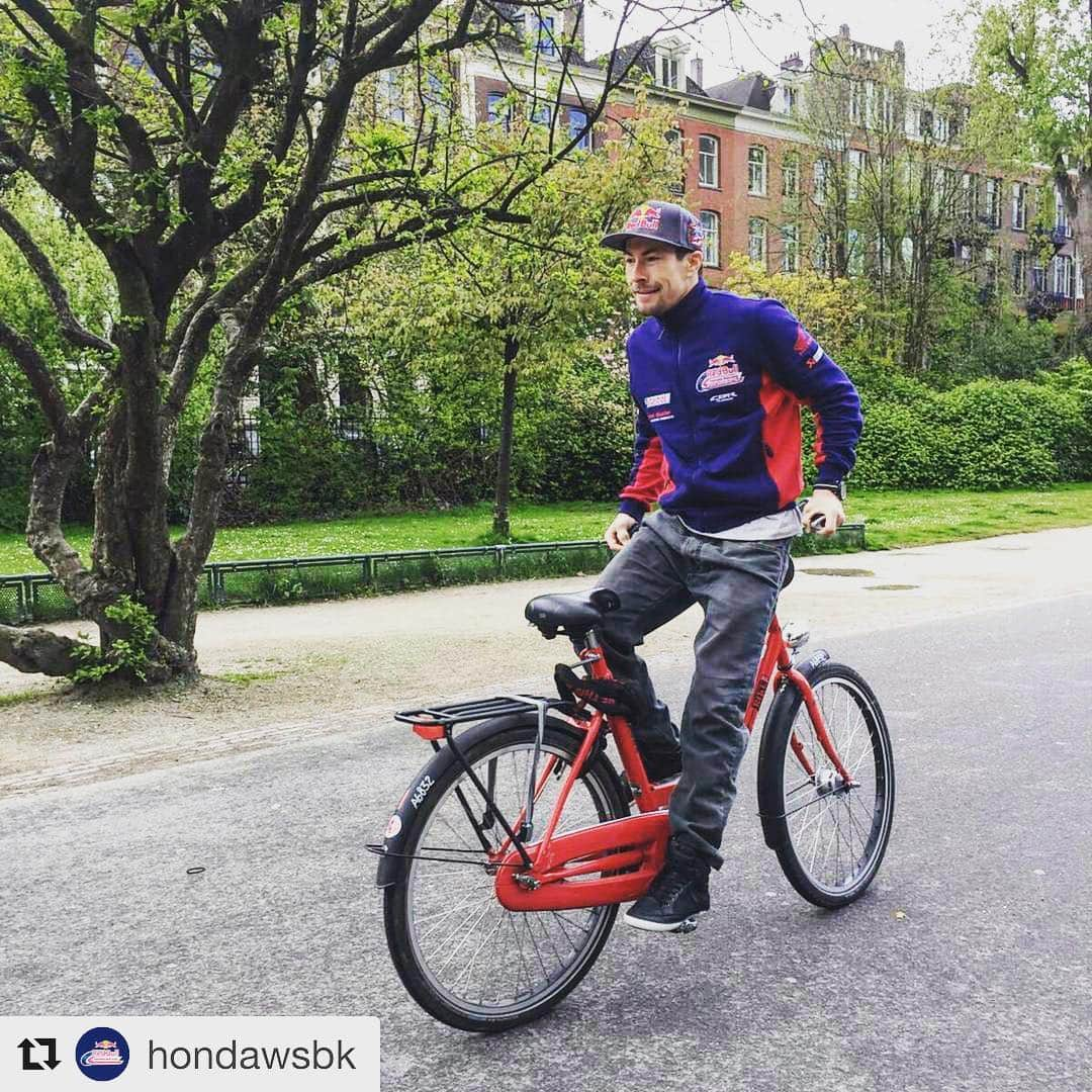 ニッキー・ヘイデンのインスタグラム：「Anything goes in Amsterdam #Repost @hondawsbk with @repostapp ・・・ Hey @nicky_hayden, we don't think that's the right... #Swipeleft Ok That's much better! #DutchWorldSBK #Media #Event in #Amsterdam #Honda」