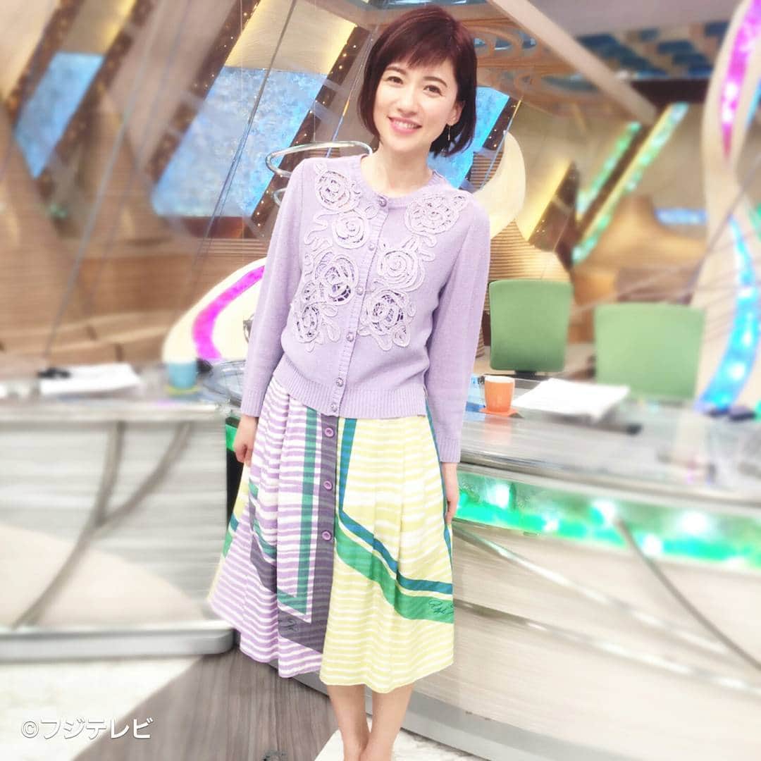 フジテレビ「とくダネ！」のインスタグラム：「今日の梅津さんはフラワウェーブ刺繍のニットカーディガンにミドル丈のタックスカート フワッとしたシルエットに大胆なブレードボーダーのプリントを施したスカートがお気に入り♪ #梅津弥英子 #とくダネコーデ #ブレードボーダー #タックスカート #yukitorii #ユキトリイ #スタイリスト #岡のぞみ #どんなセリフが合うでしょう #とくダネ大喜利 #ファッション #コーディネート #今日のコーデ #コーデ #アナウンサー #大喜利 #2017 #4月26日 #水曜日 #とくダネ #tokudane #フジテレビ #fujitv 170426」