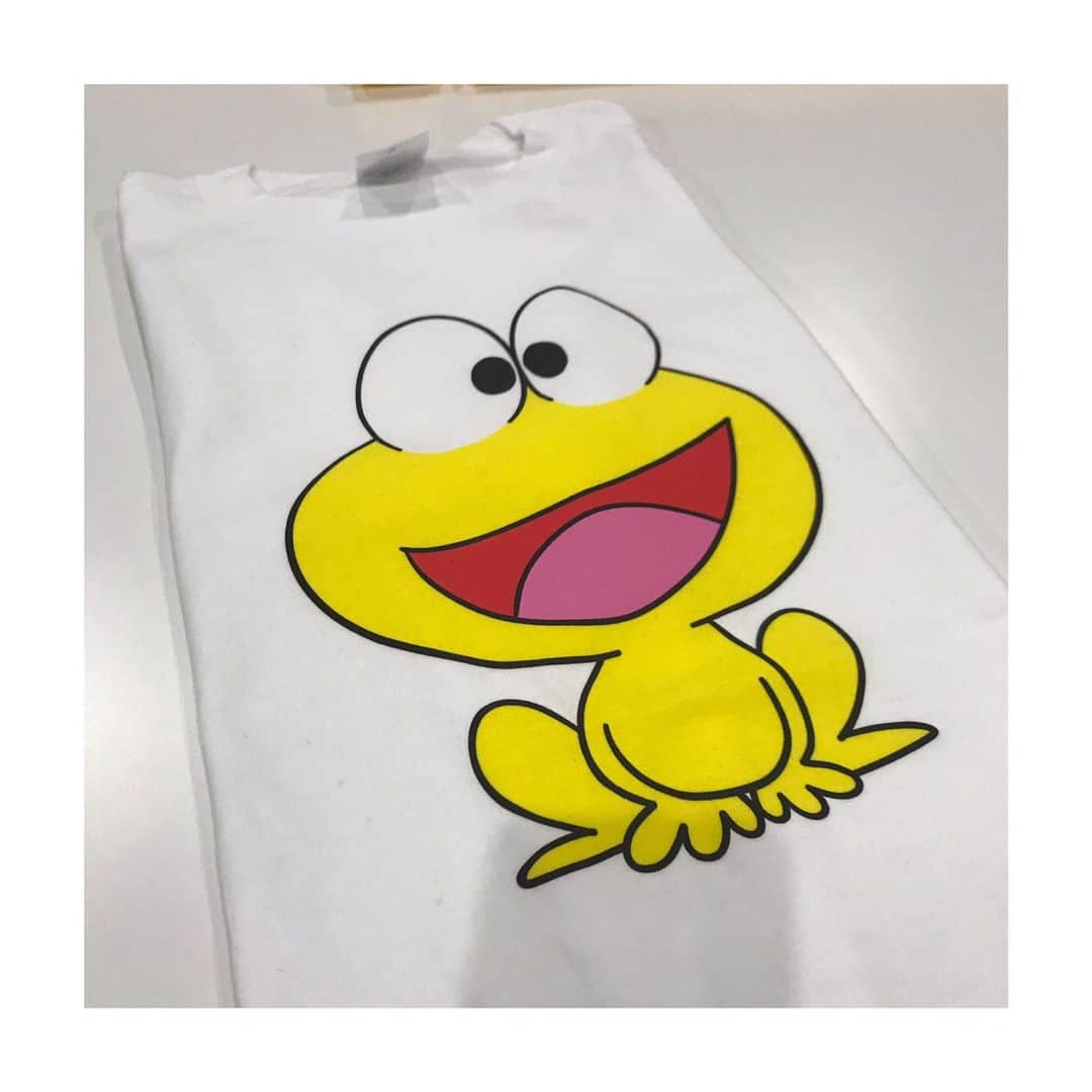 中根夕希のインスタグラム：「な、な、なんと…！ 爆笑問題太田さんから ぴょん吉Tシャツを頂きました😳💕！ #ぴょん吉 #Tシャツ #爆笑問題 #太田さん がいつも着てる #うれしくてうれしくて #放送前から着てました #4人で着ました #ありがとうございました #ちなみに写真は放送中 #異様な光景 #ごぜん様さま #水曜日 #エンディング #あーたのしかった！ #rccラジオ #広島」