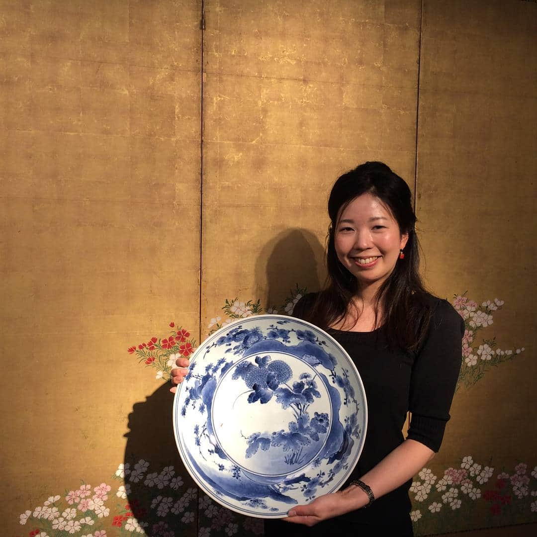 クリスティーズさんのインスタグラム写真 - (クリスティーズInstagram)「Our Japanese art specialist Kuniko Matsui examines this large Arita blue and white dish, late 17th century, from our online sale Art of Japan. Open for bidding today!  Japanese artists and craftsmen were very often inspired by nature and regularly used flower and plant motifs in their designs, as seen in the painted decoration depicting chrysanthemum surrounded by pine, bamboo and plum blossom.  A Large Arita Dish, Edo Period (Late 17th Century). 39.5 cm. diam. Estimate £3,000-5,000.  Art of Japan: Online – 26 April-3 May, Online.  #art #artist #ceramics #japanese #japaneseart #arita #blue #white #dish #craft #nature #design」4月26日 21時28分 - christiesinc