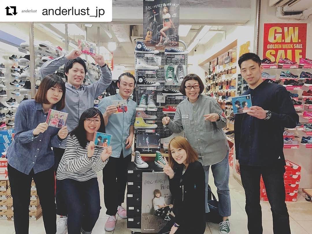 ABCマートさんのインスタグラム写真 - (ABCマートInstagram)「TVCM《CONVERSE ALL STAR100》に出演し、現在の店内放送MCを担当しているanderlustの越野アンナさんが大阪のABC-MART3店舗に遊びに来て下さいました☆ 直筆サインやお写真ありがとうございます‼︎ #Repost @anderlust_jp with @repostapp ・・・ ‪4/25 (火) 大阪の @abc_mart_japan  難波店‬‪にもお邪魔させていただきました！！ ここでも、店員さんと一緒に来店記念チェキを撮影！ コンバースコーナーのポスターには記念にサインを書かせていただきました☆ メイキング映像も流れているので、ぜひ難波店にチェックしに行ってみてください♬ #abcマート #abcmart #難波店 #大阪 #anderlust」4月26日 21時43分 - abc_mart_japan