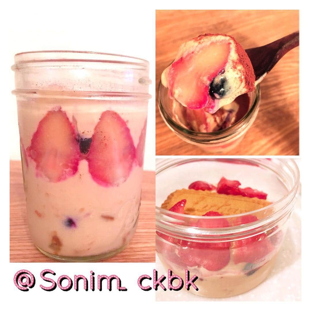 ソニン クッキングさんのインスタグラム写真 - (ソニン クッキングInstagram)「. #SonimBaking Something sweet mood...😋 "Tofu-cream cheese desert cup" ❤️Tofu(I used Firm, drained well) 💛Coconut cream(Full fat from a can) 💚Lemon juice 💙Coconut sugar 💜Maple syrup ❤️Vanilla extract 💛Berries 💚Biscuits(i used "Lotus",vegan) 💙Cocoa powder 悪くはない。でもやっぱり豆腐をそのまま素材生かしたデザートだとどうしてもニオイが気になる。チョコ味とかにしない限り。凝固剤として役立つしヘルシーだからかなり貴重なんだけどなぁ。もっと研究したい🙂 #Vegan#VeganSweets#VeganDessert#VeganCheeseCake #夜のデザート#ヴィーガン#ヴィーガンデザート#豆腐チーズケーキ#チーズケーキカップ#ティラミススタイル」4月26日 21時55分 - sonim_ckbk