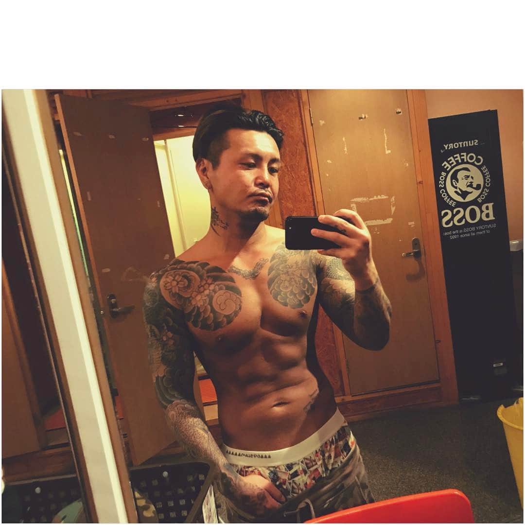 武井勇輝さんのインスタグラム写真 - (武井勇輝Instagram)「・ 体が中々戻らない ・ 😂😂😂😂😂😂 ・ #筋肉を返してください ・ #tattoo  #japanestattoo  #hiphop  #japanesehiphop  #muscle  #training  #刺青 #筋肉」4月27日 11時48分 - takeiyuuki