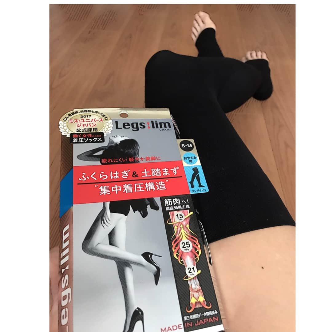 金子エミさんのインスタグラム写真 - (金子エミInstagram)「お家の中ではほとんど#着圧ソックスを履いています👣✨#気持ちいい #むくまない脚  をつくるために❣️#パーツモデル の絶対の #必需品✨❤️👣❤️👣❤️✨#legslim」4月27日 9時46分 - emikaneko1114