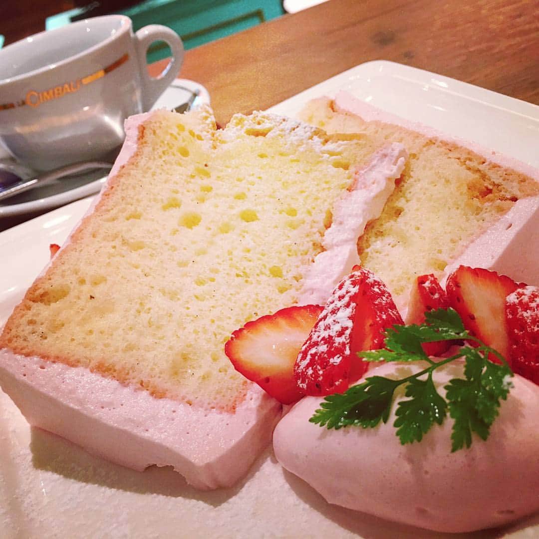 umedahankyusanfeliceのインスタグラム：「季節限定、イチゴのシフォンケーキは4月30日まで！気になっている方はお早めにどうぞ♪ドリンクセットもご用意ありますので、ティータイムに是非☆ #シフォンケーキ#季節限定#いちご#cafe#カフェ巡り#梅田カフェ」