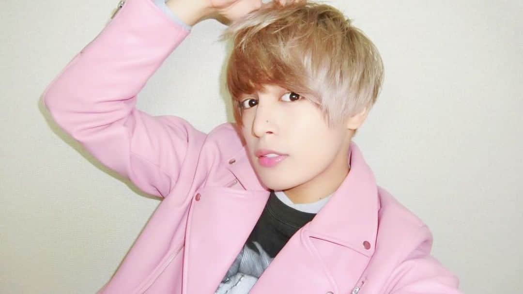 斉藤平七（へえ）のインスタグラム：「📺YouTube投稿しました📺 . . . ダウンタウンDXで晒されたゴミ屋敷のぺえへえ宅を大掃除！！！！💦 . . . ただひたすら掃除してる動画なんやけど、謎にホラー風にしてみた🕸☠️☠️☠️ . . . 最後まで見てね💕 . . . フルバージョンはプロフィールのURLから👀💚💚💚」