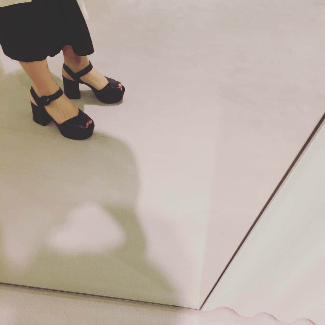 長屋なぎささんのインスタグラム写真 - (長屋なぎさInstagram)「歩きやすくて絶対使えるお靴を試し履き。  @prada  銀座は平日なのに大賑わい🙄 _________________________________ #prada#fashion#shoes#ginza#」4月27日 14時45分 - nagisanagaya