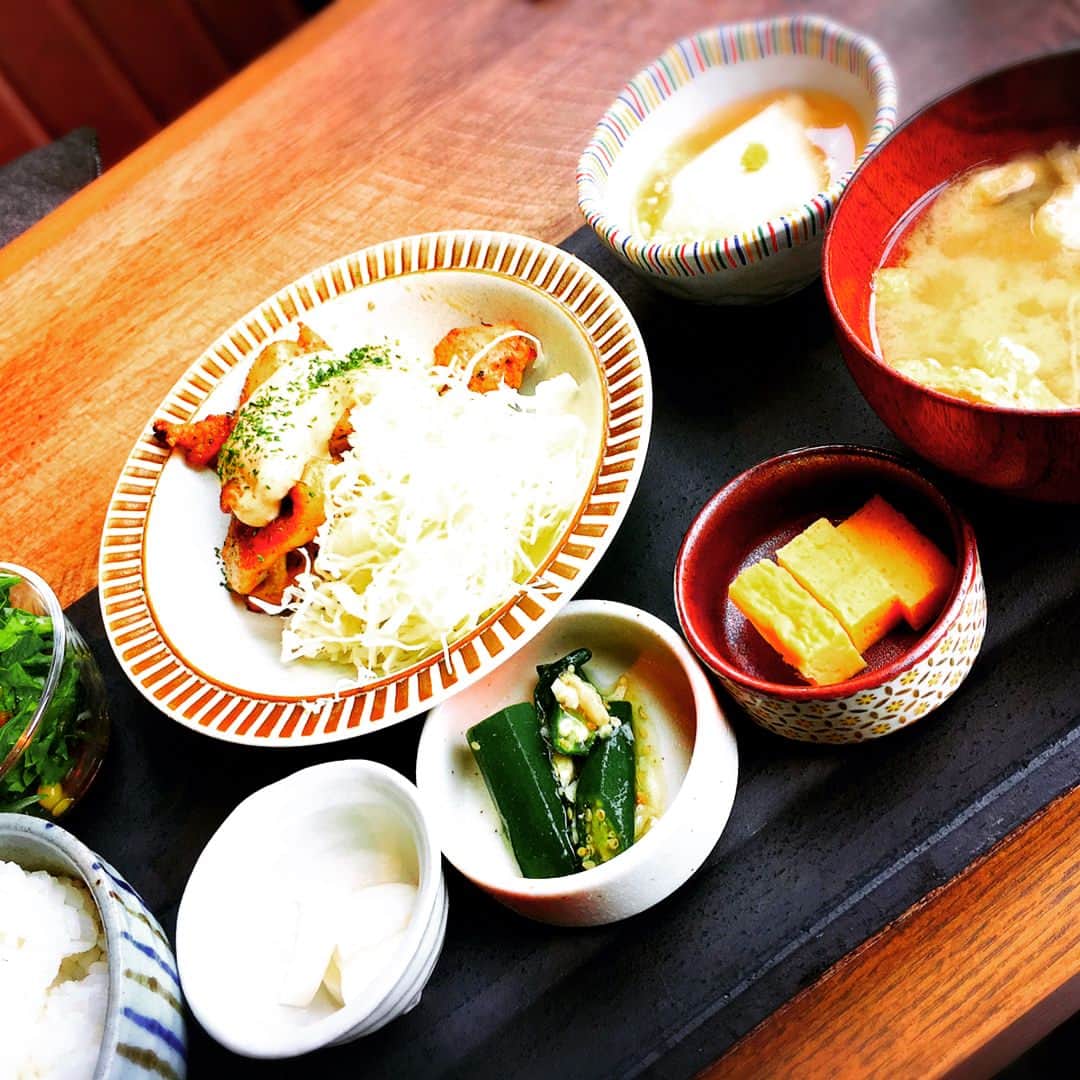 春咲ひなたさんのインスタグラム写真 - (春咲ひなたInstagram)「#昼職#マツエク屋#春咲ひなた #メニュー#リニューアル やっぱ私、声変だよね。w  今夜20時〜は…  三遊亭めいの業界がザワっとする話 〜キャバ嬢の本音を徹底調査〜  見てね❤️ ■ニコ生■ http://live.nicovideo.jp/gate/lv291114054 ■FRESH!by AbemaTV■ https://abemafresh.tv/studio_nighttube/87172  #オールフラワーズ #可愛い#女子#女子会#メンツ #三遊亭めい#望月美穂#一条響#れな」4月27日 16時49分 - hinatanuki