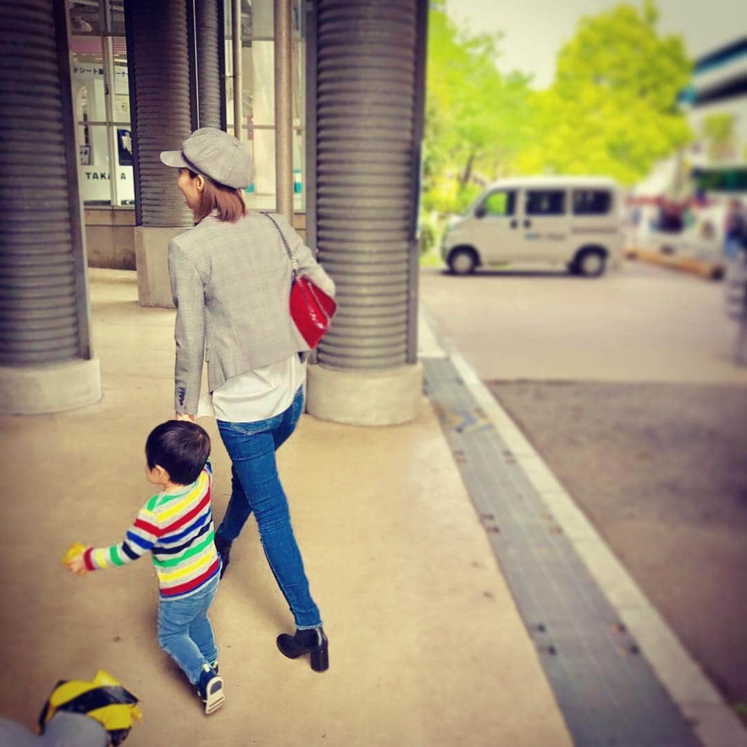 澤田友美さんのインスタグラム写真 - (澤田友美Instagram)「今日は2人目の息子をつれて出社。😂❤️ . . #なんてな#ちっちゃい彼氏」4月27日 16時52分 - tomomi__sawada