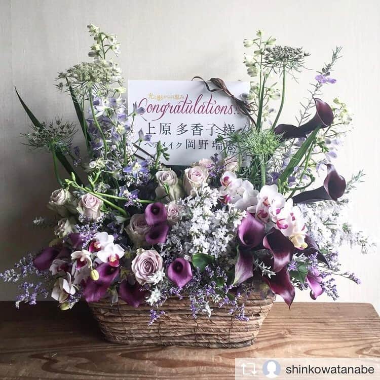 岡野瑞恵さんのインスタグラム写真 - (岡野瑞恵Instagram)「素敵なお花を贈れました♬ ありがとうございます💕 Repost from @shinkowatanabe @TopRankRepost #TopRankRepost 本日のお花。 いつもオーダー頂くヘアメイクさん達からのご紹介で、ヘアメイクさんからお花のご注文頂きました！！嬉し過ぎる！女優さんイメージで作りました。 ありがとうございました！！ #flowers  #楽屋花 #舞台お祝い花 #ヘアメイクさん達の輪 #ありがたい」4月27日 17時43分 - tamalin727