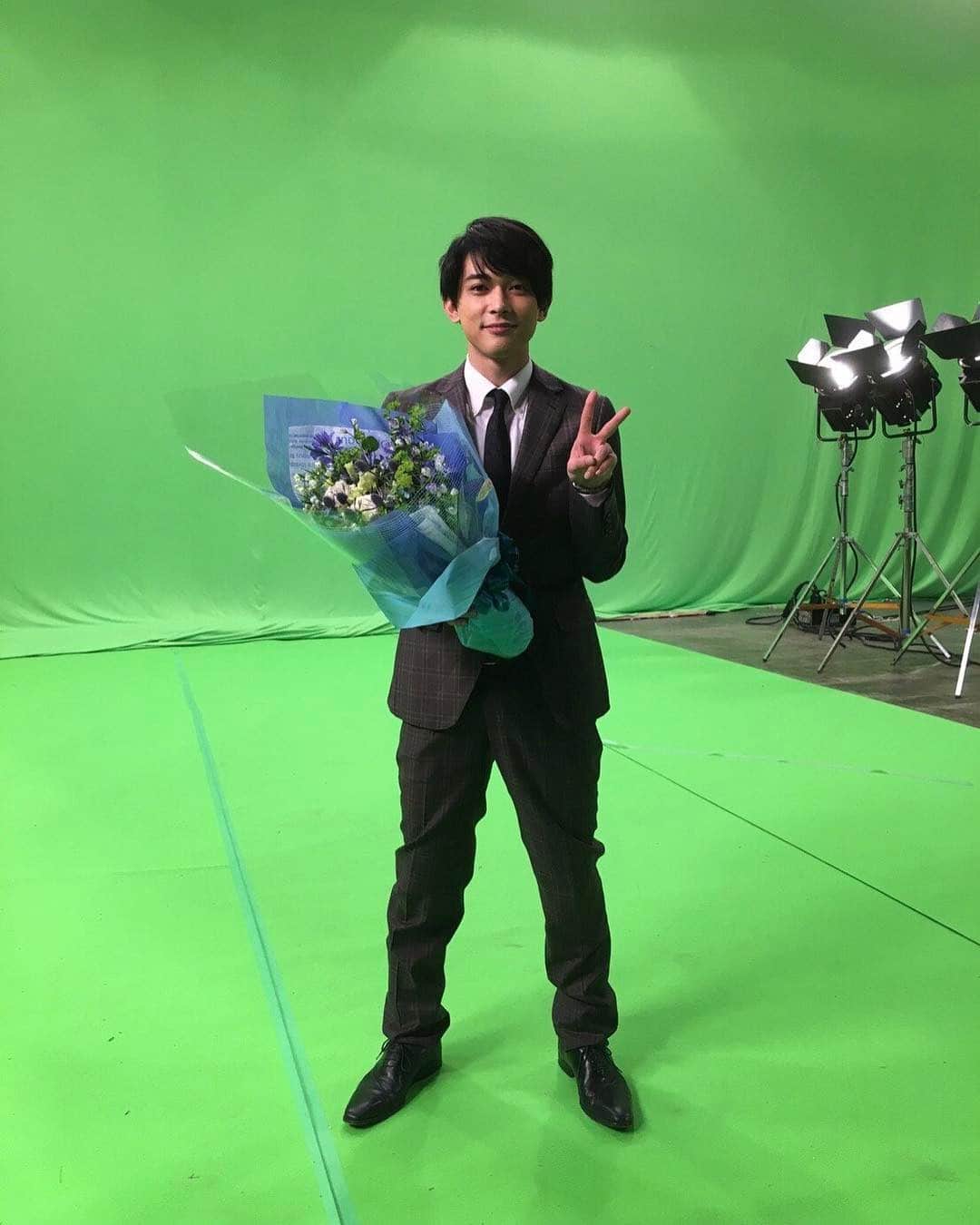 ラストコップのインスタグラム：「#吉沢亮 さん #オールアップ #いつも笑顔で撮影に臨んでくれました #吉沢さんお疲れ様でした #ラストコップ #lastcop #映画」