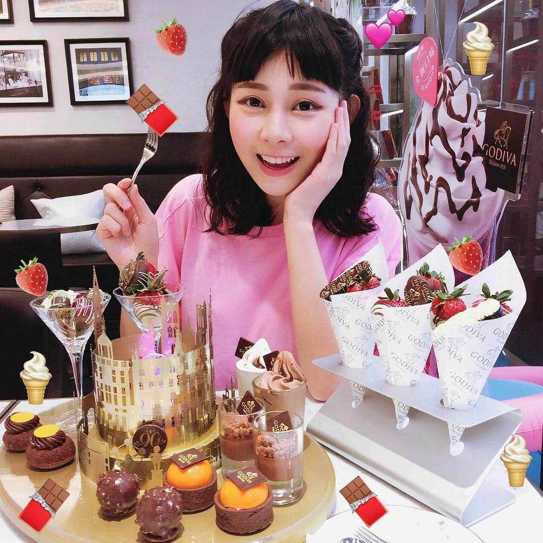 張香香さんのインスタグラム写真 - (張香香Instagram)「滿滿一桌甜甜🍫🍓🍦 GODIVA下午茶好精緻💕 吃到霜淇淋的瞬間幸福到融化😳❤️ #GODIVA#teatime」4月27日 18時32分 - m40925