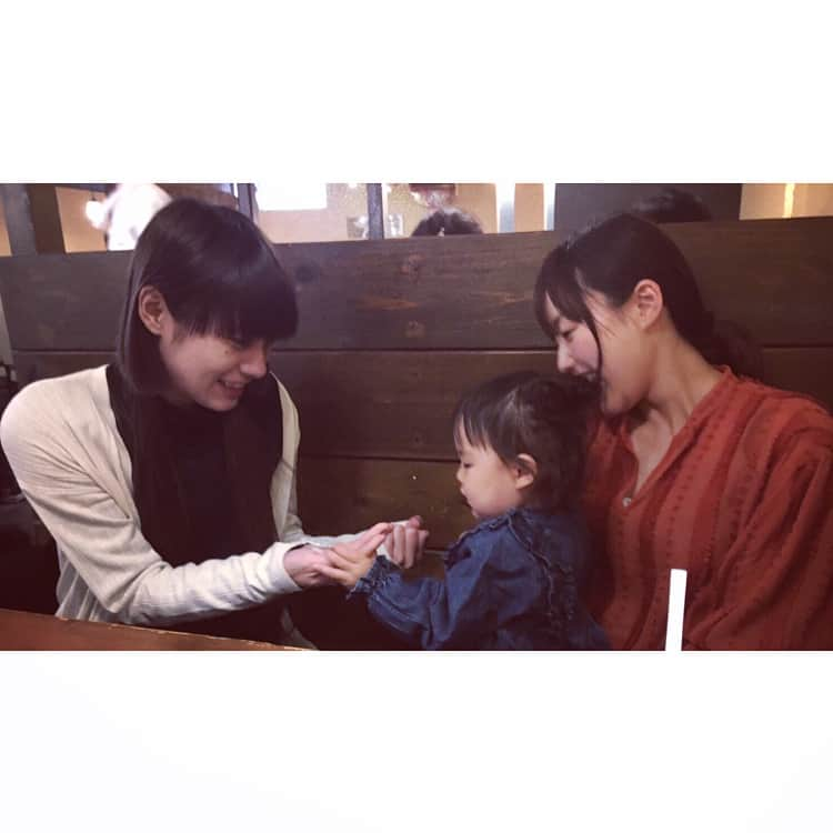 仲万美（Bambi Naka）さんのインスタグラム写真 - (仲万美（Bambi Naka）Instagram)「- 子供は無条件に可愛い。 ひなさんは天使でした👼🏻✨💭💗 そして ママの愛夢ちゃんとは地元のダンススタジオが一緒でした 5、6年振り ?? 相変わらずお綺麗でサバサバ女子🤤w 旦那さんともやっと御会い出来て 楽しい一日でした💭💭 #子供ってなんでこんな可愛いの #ずるいわぁ #赤ちゃんに戻りたい #甘えん坊 #癒され過ぎた #噛みたくなる #それは我慢した #BambiNaka」4月27日 22時36分 - 615_bambi