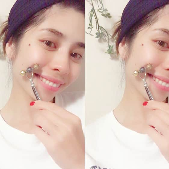 齋藤美波のインスタグラム：「✴︎ 1ヶ月前からの相棒💁🏽 #SITERA 世界初のケイ素鉱石でつっくた美顔ローラーなんだって。 1秒間に1兆回もの振動数がでているからそれでむくみも解消出来るらしい♪ 純金コーティングされてるから美肌効果もあるみたい🤔 ・ 結構こういうローラーって小顔になりたい人がやく使ってるイメージあるけど、それももちろん効果あるみたいなんだけど、あたしはリンパ刺激して流れよくして目の下のクマを無くすのに必死です。笑 こういうの正直あまり信用しないんだけど、1ヶ月前ぐらいから使い始めて試してたの！ ・ そしたら少しずつだけど、クマ薄れてきてるのと、あたしスッピンの顔色本当血の気のない白さで血色悪いんだけど、最近あまり気にならなくなったの😳 まぢ騙された。笑 ローラーを温めてコロコロする事で血行良くなるみたいで、その後は冷水につけてころすると肌の引き締め効果もあるの✨ すごいよね！！ #持続が大事 ってこういう事ね！ ・ 3日坊主な私でも、続けられてるのはこのコンパクトさ♡ 小さいから持ち運び楽だし軽いからながら〜が出来るのが最高🌞 ・ スッピン美人になりたいから、クマ退治させたなきゃ！ これからも負けじと頑張って続けてみよ〜💆🏽✨ ・ #SITERA303 #シテラ#シテラローラー #美容#小顔#美肌 #美顔ローラー #beauty#natural」