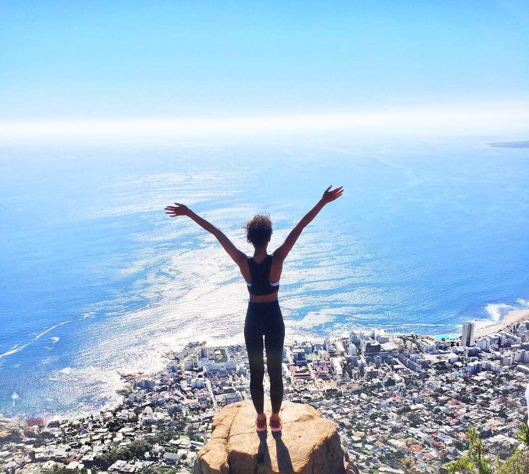 フローラ・コケレルさんのインスタグラム写真 - (フローラ・コケレルInstagram)「Definitely one of my favorite place in Cape Town 💙🏞 #Lionshead #lionsheadhike #Capetown #exploresouthafrica #southafrica🇿🇦」4月28日 1時00分 - floracoquerel