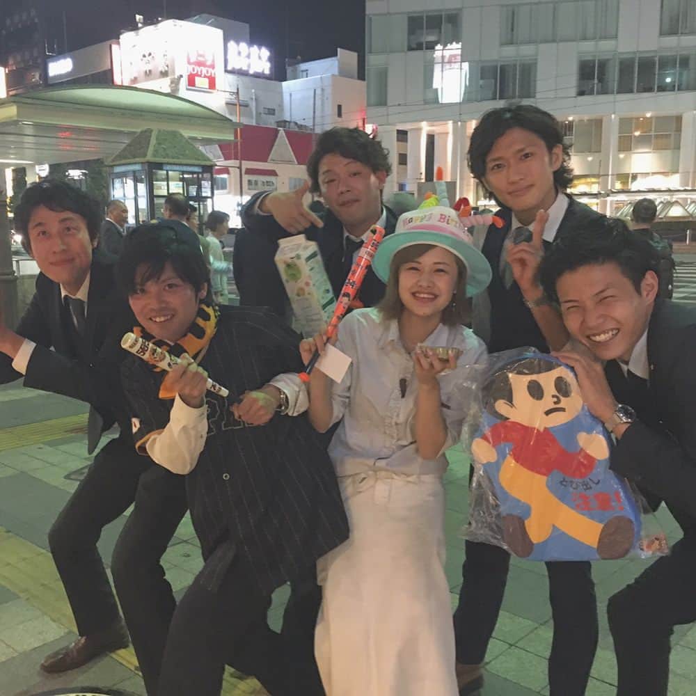 のインスタグラム：「・ 誕生日から1週間が過ぎようとしているいま、 常連さんが約束通りお祝いに来てくれました😳💕 抹茶の小さいロールケーキにロウソクさして バースデーソング歌ってくれて、 それだけだと思ったらほんとにディズニーのチケット プレゼントしてくれました😭💓💓💓 帽子までわざわざ買って来てくれて、 本気でうれしすぎたし感謝です😢❤️ おいでんの前で胴上げまでしてくれた（笑） ほぼ毎週来てくれる常連さんたち😍🌸 俺らのかえで、かえでがいてくれたらいいって かえでわ俺らの妹みたいっていつもいつも かわいがってくれる常連さんたち😳💓 いつも最高の接客をありがとおってゆわれて ほんとにうれしかった😂💓💓💓 ありがとおございます！！😢 誰とディズニーいこーかなーあッッ😳😳 ・ そしてしちりさんからの焼肉プレゼント😍 お肉美味しすぎた〜〜かわいいし（笑） 今日出勤してよかったなって思った😳💓💓 辻岡さんもお肉くれました🤤❤️ 周りの人たちに感謝でいっぱいです。😢🙏🏻💕 ・ #三河赤鶏おいでん #常連さん #birthdaysong #ディズニーチケット #焼肉 #最高に幸せ #周りの人たちに感謝 #🙏🏻💕 #0512」