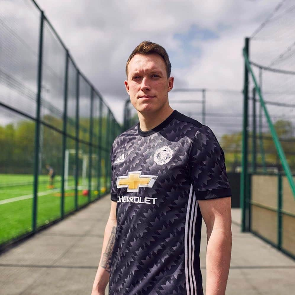 フィル・ジョーンズのインスタグラム：「Our new away shirt. Let’s keep fighting! #HereToCreate @adidasfootball @manchesterunited http://a.did.as/ManUtd_Phil_Away」