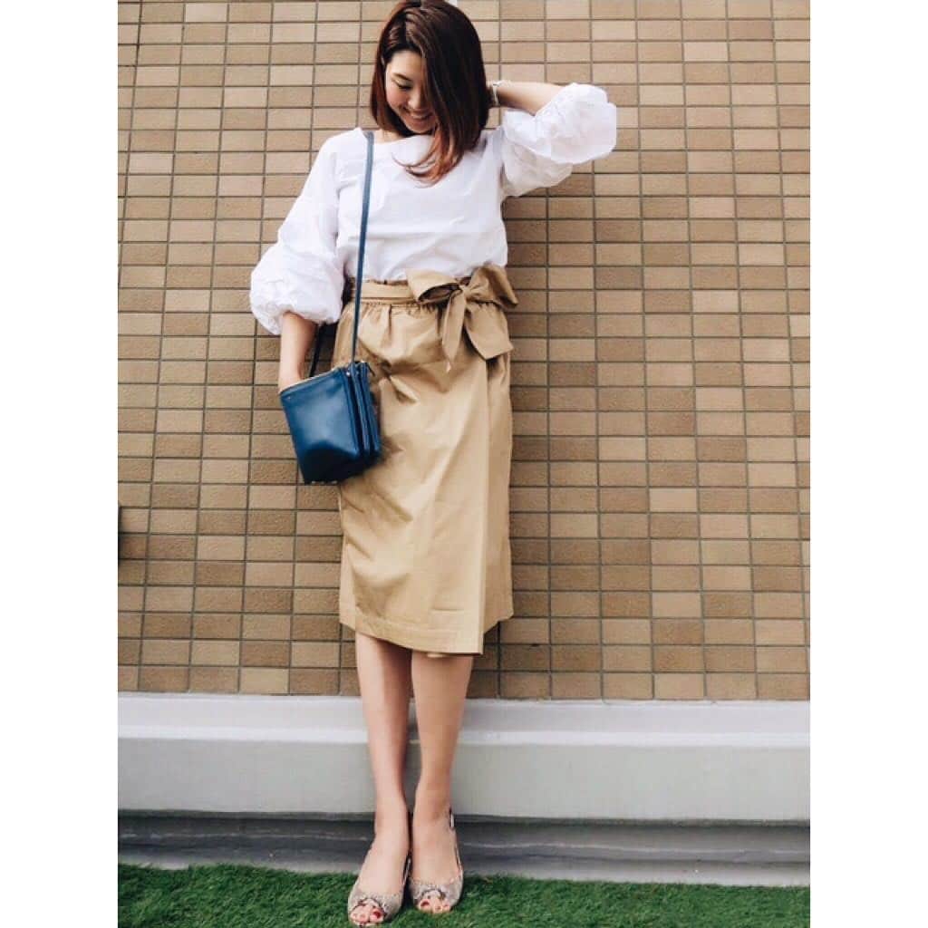 AneCanのインスタグラム：「【#anelady #ootd @asuka_1010 】 今日は関西在住の富永明日香さんからコーデが届きました✨ #blouse ... ノーブランド #skirt ... #herradura  #bag ... #celine  #shoes ... #colehaan  #point ... 「子育てしていると疎遠になりがちなタイトスカートですが、このスカートはウエストがゴムで楽々はけちゃうので、ちょっとしたお出かけに着るようにしています」 ベーシックカラーのコーデも、リボンや、袖のディテールでとっても女性らしいですね♡ #タイトスカート #コーデ #vsco」