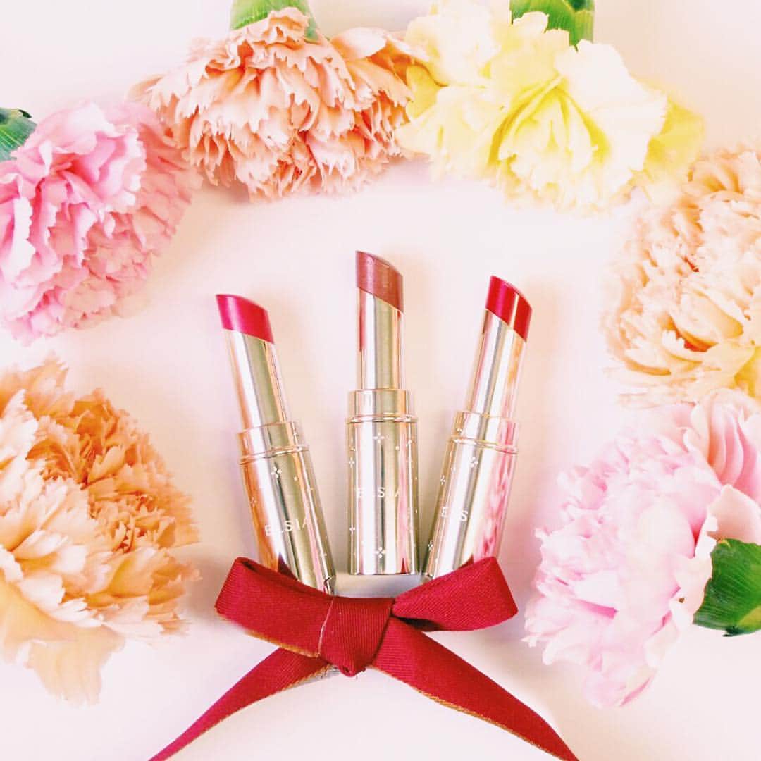 PUPE KOSÉ（プペ コーセー）のインスタグラム：「・ ＼#母の日 のプレゼントに💄🎁／ ・ 5/14は母の日ですね💐プレゼントはもう決めましたか？悩んでいる方は、お母さんの顔色を明るく彩る「 #エルシア プラチナム　顔色アップ ラスティングルージュ」がオススメです🎀 ・ かさつきがちな唇にもするする伸びて、血色アップパールで顔色パッ🌸落ちにくく美しい色が持続するので、表情までイキイキしてみえてくるとか😊💖 色選びがムズカシイ💦という方のために、人気の3色をご紹介💄ぜひ参考に選んでくださいね✨ ・ エルシア プラチナム　顔色アップ ラスティングルージュ★全22色 ・ 左から順に ♡人気No.1：RD441（ #小泉今日子 さん撮影使用カラー） ♡人気No.2：BR340（大人の知的カラー） ♡人気No.3：RD410（大人の華やかカラー） ・ 「エルシア」で検索！ ・ #エルシア #ELSIA #口紅 #リップ #ルージュ #lip #lipstick #mothersday #母の日プレゼント #母の日ギフト #母の日のプレゼント #プレゼント #ギフト #人気色 #人気カラー #人気ランキング #1000円以下 #コーセー #プチプラ #プチプラコスメ #女子力 #コスメ好きさんと繋がりたい #コスメ大好き #PUPEKOSE #kose #japan #売れてます #大人気」