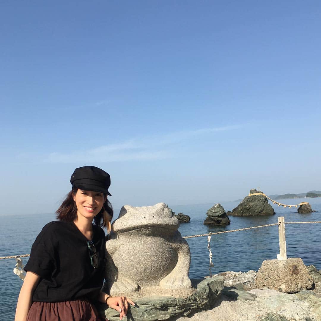 佐藤弥生さんのインスタグラム写真 - (佐藤弥生Instagram)「お伊勢参り まずは二見興玉神社で お清めして アメブロ 弥生日和 更新しました 良かったら覗いて見て下さいね♪ #お伊勢参り#二見興玉神社#夫婦岩#蛙#ise#meotoiwa#japan」5月12日 22時55分 - yayoyayo_s
