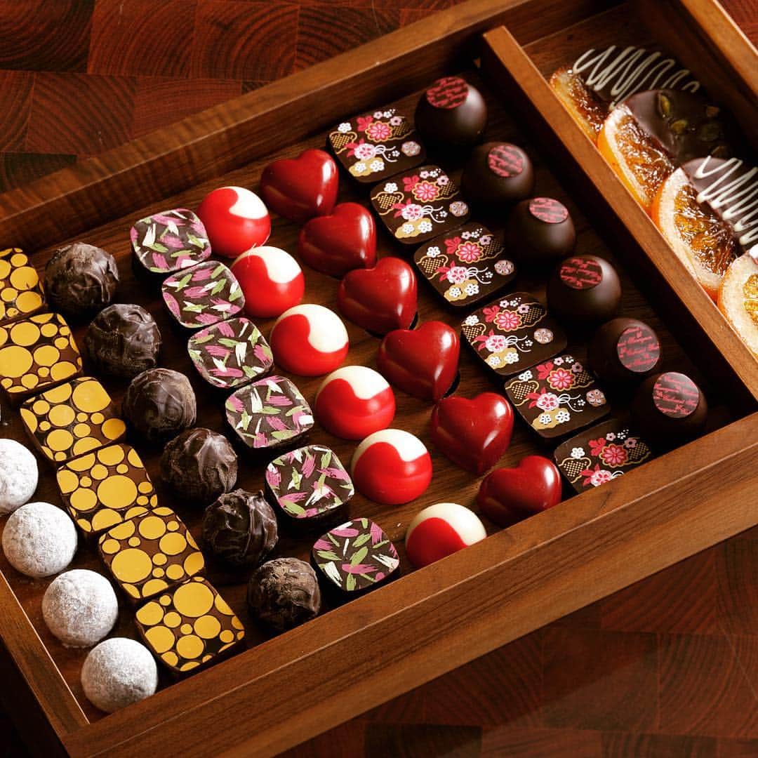 THE WESTIN KYOTO ウェスティン都ホテル京都のインスタグラム：「バー「ムーンライト」のジュエリーのようなチョコレートの数々。 Jewelry-like fine chocolates served at the bar MOONLIGHT. #ウェスティン都ホテル京都  #ウェスティン都 #ウェスティン都ホテル  #moonlight #トリュフ #truffle #thewestinmiyakokyoto #Kyoto  #京都 #ホテル  #hotel #hotels #westin  #ウェスティン #ムーンライト #バー #bar  #チョコレート #chocolate」