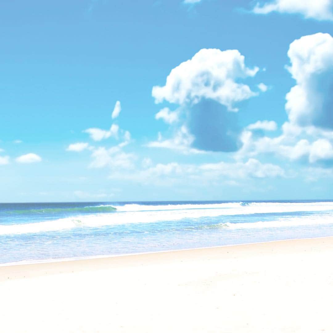 RUJE COSMETICSのインスタグラム：「【LET’S ENJOY! GOLDEN WEEK】 ゴールデンウィークの予定はもう決まった？ 旅行先でもしっかりとお肌のカバーを忘れずに。 さぁ、 #RUJE と共に出かけよう♪ ⠀⠀ #ルジェ #sunshine #beach #fitgirl #美肌 #BBクリーム #ベースメイク #bluesky #madeinjapan #紫外線 #YOLO #GW #goldenweek #ゴールデンウィーク @ruje_official」