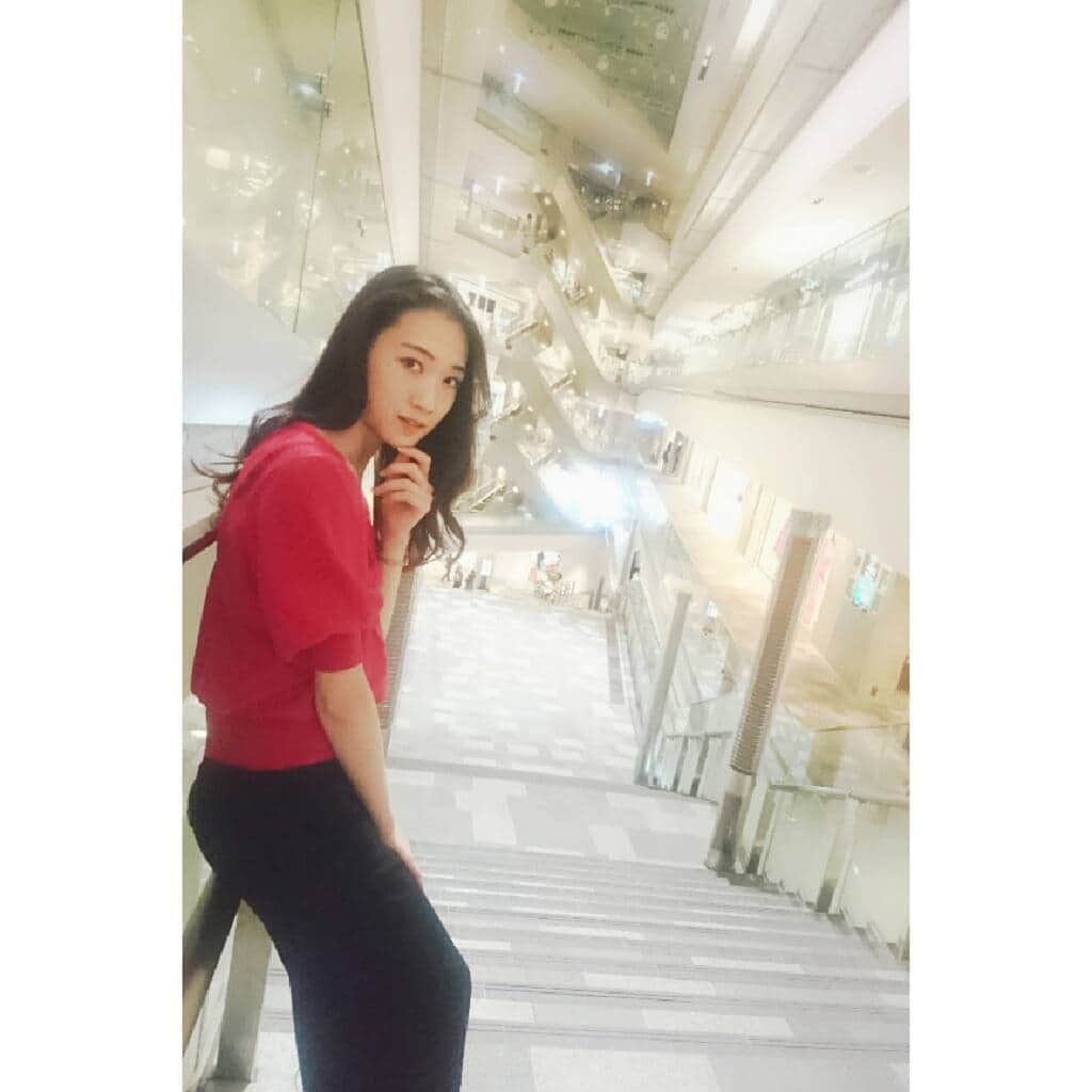 水木彩也子のインスタグラム：「🍴🎆 . 表参道ヒルズに新しくオープンするレストラン 'FRATELLI PARADISO' のレセプションパーティに行ってきました(^^) . とはいうものの、レセプションパーティなるものに行ったのは初めてで、どうしたらいいのか . 人も沢山だったのでお店の雰囲気楽しんで、後はヒルズの中で 'それっぽい' 写真を撮る会をしました📷笑 . お店はスタッフさん皆明るくて、いただいた生ハムが最高に美味しかったので、またゆっくりお食事しに行きたいなぁ(*´ω｀*) . . . . . #表参道 #表参道ヒルズ #fratelliparadiso #レストラン」