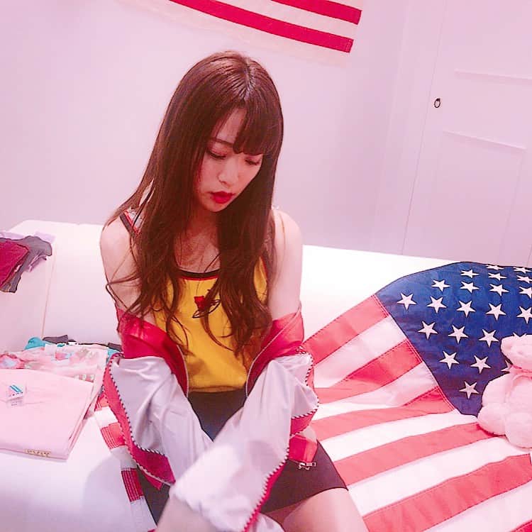志田友美（ゆうみん）のインスタグラム：「code up👯💋 全身 #candystripper ❤️❤️ スカジャン肩まで下ろして着るのがかわいーよー😈服に合わせて下に赤マスカラ塗ってみた💭 #hellomynameis #candystripper #shibuya #109 #fashion #ootd #make #mascara #渋谷 #コーデ #2017春 #spring」