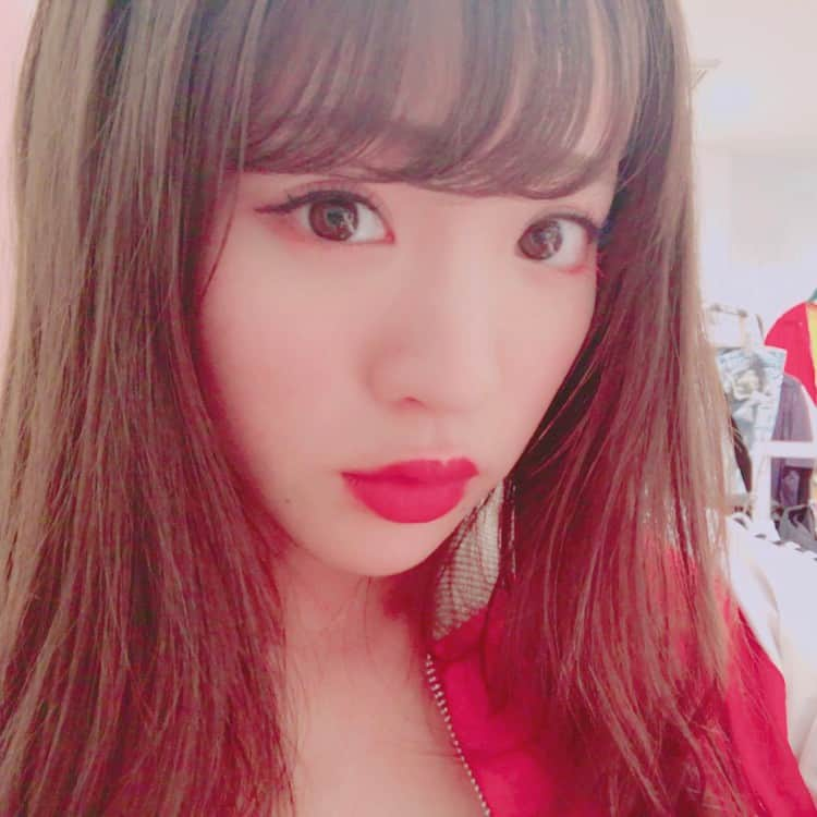 志田友美（ゆうみん）さんのインスタグラム写真 - (志田友美（ゆうみん）Instagram)「code up👯💋 全身 #candystripper ❤️❤️ スカジャン肩まで下ろして着るのがかわいーよー😈服に合わせて下に赤マスカラ塗ってみた💭 #hellomynameis #candystripper #shibuya #109 #fashion #ootd #make #mascara #渋谷 #コーデ #2017春 #spring」4月28日 21時33分 - yuumi_shida