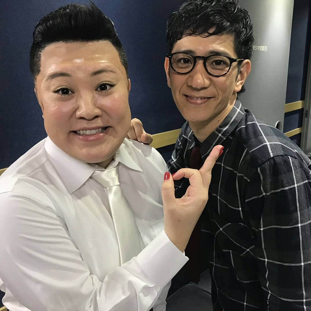 バービーさんのインスタグラム写真 - (バービーInstagram)「ザキヤマお兄ちゃんの代わりに、ネタやらしてもらいました！！ えりあしが本人過ぎる😂  #アンタッチャブル さん #宣材写真風 #初めての漫才の相方M-1チャンピオン #柴田さん #山崎不動産 #全力脱力タイムズ」4月29日 11時46分 - fallin.love.barbie