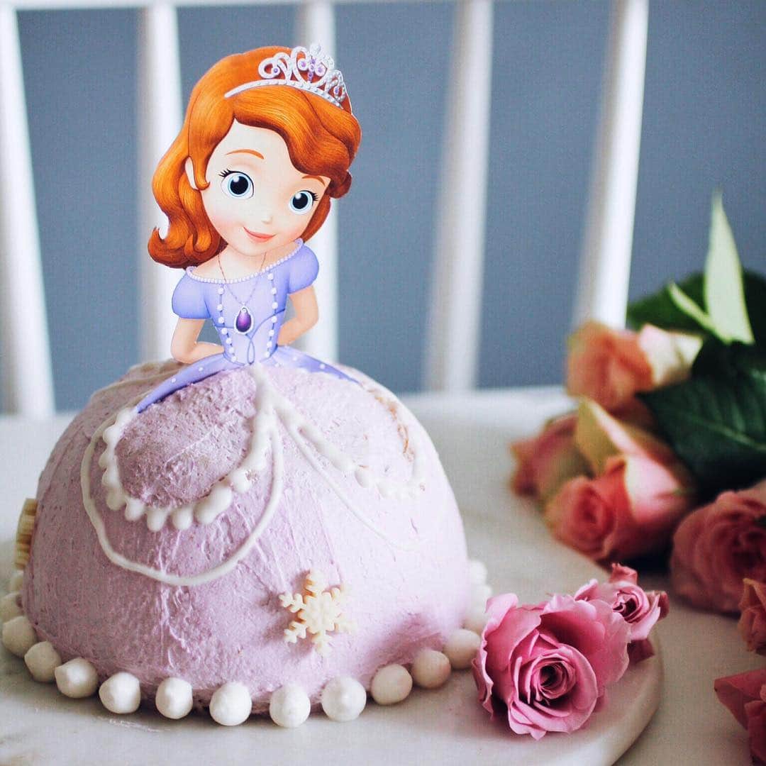 りえさんのインスタグラム写真 りえinstagram Princess Cake ソフィアのドールケーキ作った 中は普通の苺のケーキ ナッペが荒いのはご愛嬌 宝島社様よりいただいた ちいさなプリンセス ソフィア のシリコン型つきレシピbookを