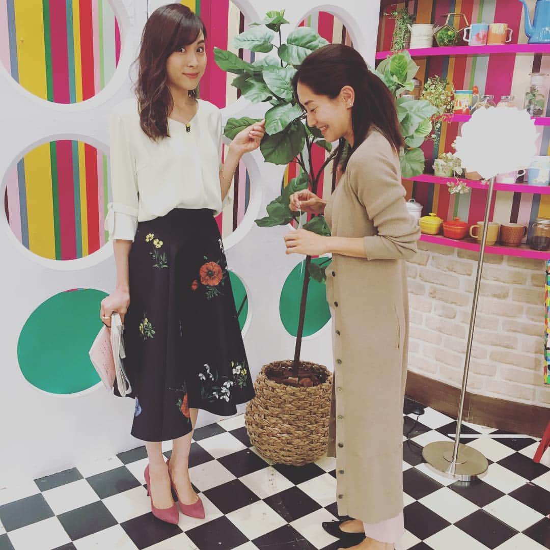 亀恭子のインスタグラム：「GWですね〜  快晴の土曜日♪  麗らかな春の陽気に、スタジオはボタニカル柄の衣装が多い^ ^  today's yuri… #blouse #skirt #mystrada  #王様のブランチ #tbs #笹川友里 #saturday #sunnyday #gw」