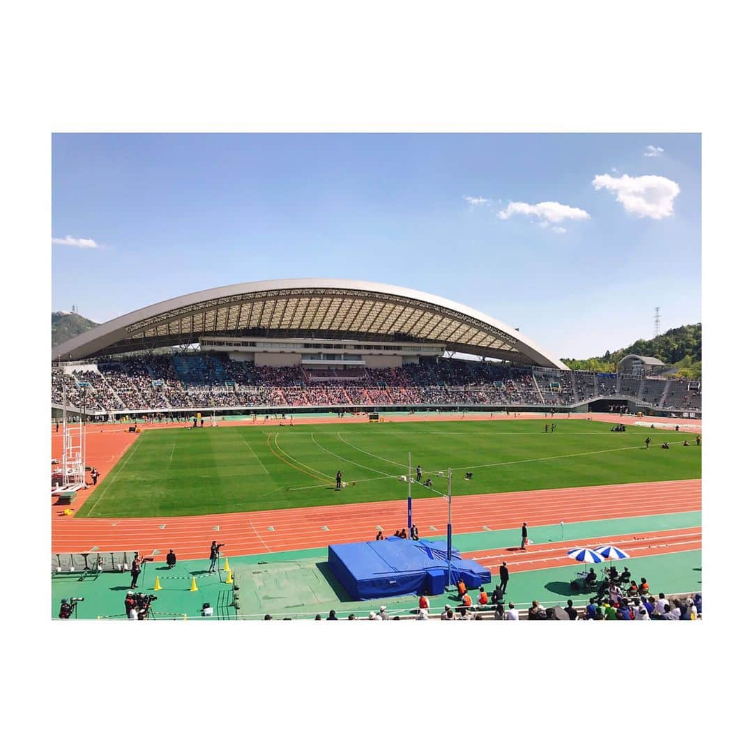 のインスタグラム：「今日は 広島で行われた陸上・織田記念大会の 取材に行ってきました😊  写真通りの快晴☀️ 日差しがすごくて 日焼けした唇がヒリヒリしています。笑  なんといっても この大会最大の注目は 男子・100mに出場する桐生選手。 果たして結果は…！ S☆1でチェックしてください💓  さて… 日帰りのため時間が ほとんどなかったのですが 広島駅で 「揚げもみじまんじゅう」 「汁なし担々麺」を頂きました♫ 本当は広島焼き食べたいけど…我慢んん… 美味しかったです😌」