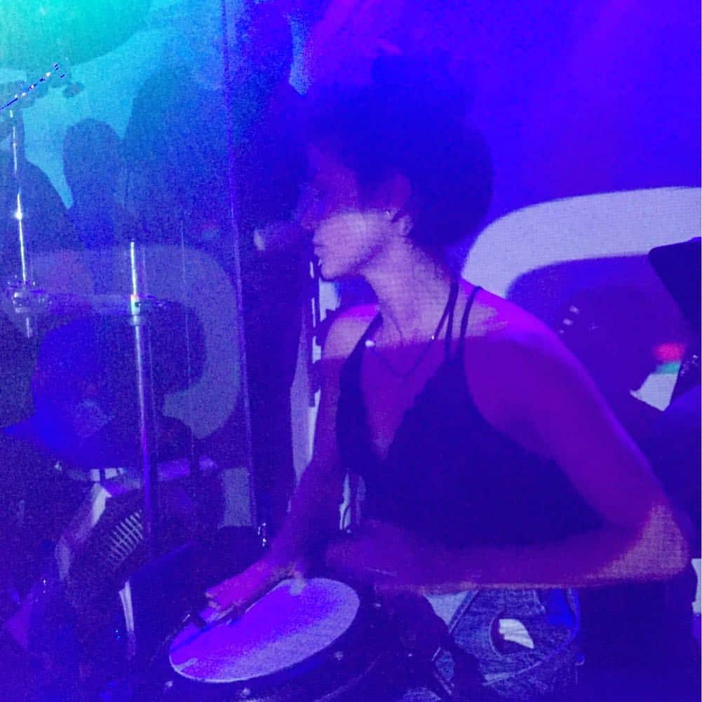 マリー・アヴゲロプロスさんのインスタグラム写真 - (マリー・アヴゲロプロスInstagram)「Who knew I could play drums at a Greek bouzoukia in Australia ?! #Sagapopoli #supanova #😍 #whenGreececomestoAus」4月29日 12時12分 - marieavgeropoulos