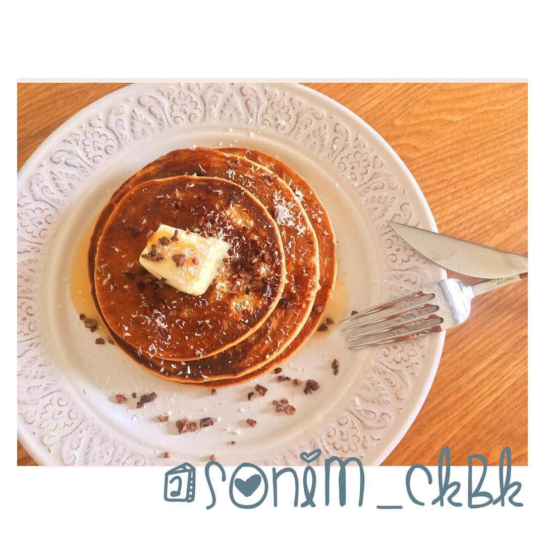 ソニン クッキングさんのインスタグラム写真 - (ソニン クッキングInstagram)「. How about the pancakes for the beautiful Saturday? #SonimBaking "Easy glutenfree pancakes"🥞 ❤️Oats 💜Banana 💙Plant based milk(i used soy) 💛Baking powder 💚Cinnamon powder ❤️Coconut Sugar 💜Vegan butter(Homemade) 💙Shredded Coconut ❤️Cacao nibs 💜Maple syrup  超簡単、有名なグルテンフリーヴィーガンレシピです。基本オーツバナナミルクだけ。 #GlutenfreeVegan#GlutenfreeVeganPancakes#Yum#VeganFoodShare#SaturdayBrunch #グルテンフリー#ヴィーガン#グルテンフリーヴィーガン#パンケーキ#🥞#自家製ヴィーガンバター」4月29日 14時06分 - sonim_ckbk