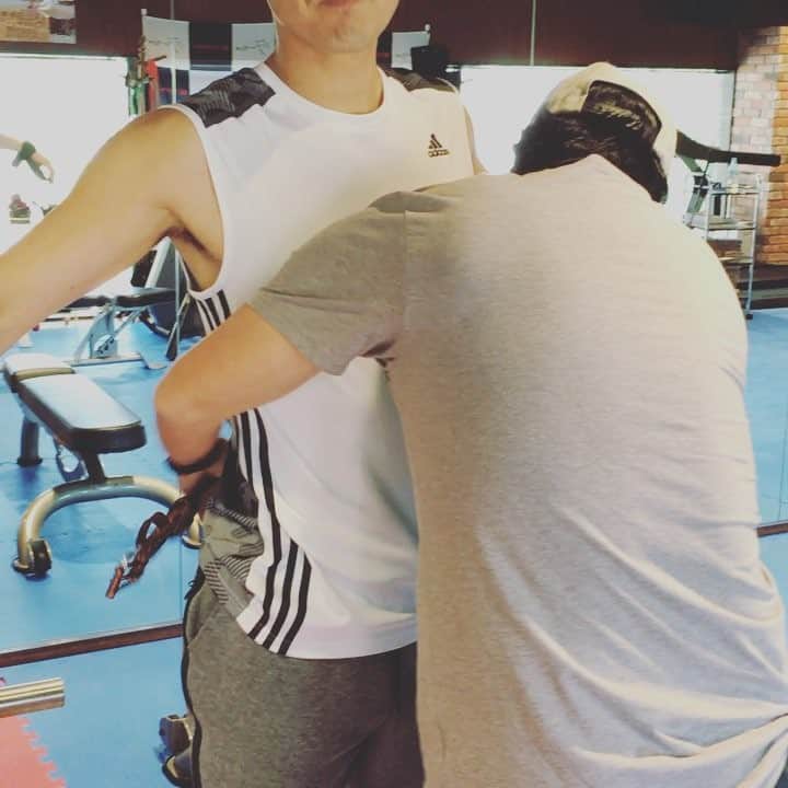 西岡剛のインスタグラム：「下半身筋肉痛で大喜びしてやがるぜ😤 今日のメニュー  #クリーン #８０kg  3回 1セット #100kg  3回 1セット #１２０kg  3回 1セット #８０kg  10回 2セット #６０kg  ３０回 2セット #４０kg  ２０回➕PJジャンプ２０回 2セット 全体の体を使って投げる、打つ、リリース力のアップトレーニング！ 野球選手なのでヘソの位置で切り返しオッケー そのかわり瞬発力すなわち切り返しを早く意識！  明日は肩、背中、腰の筋肉痛に悩まされるでしょう😭 #阪神タイガース #西岡剛 #B2ファクトリー  #鬼教官#秀島正芳 #personaltrainer  #gym」