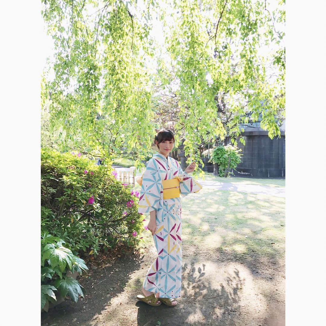 松嶋恵里のインスタグラム：「今年初浴衣撮影😗👘🎐 #浴衣#撮影#ロケ#晴天#古民家#縁側#日本庭園#根津神社#つつじ祭り#天王寺#神楽坂#たい焼き#yukata#japan#temple#garden#instafashion#l4l」