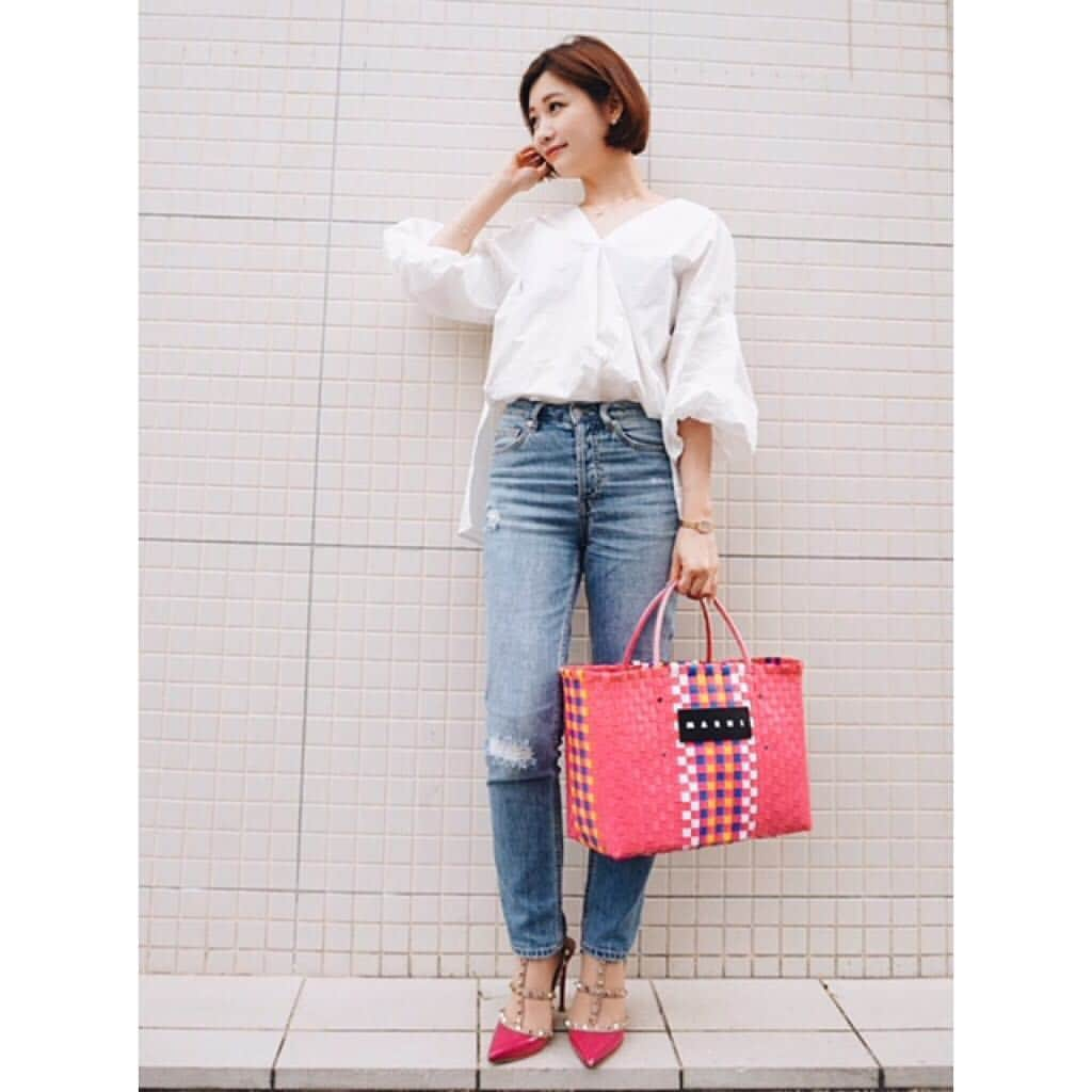 AneCanさんのインスタグラム写真 - (AneCanInstagram)「【GW何する？何着る？ #ootd @risachan0115 】 GW前半の土曜日！天気も良いので(東京では一瞬雨振りましたが)、みなさんおでかけでしょうか？？ 今日は、関西から休日にぴったりなコーデが届きました！ 柿原理佐さんのカジュアルで女っぽい♡すてきな装いです✨ #tops ... @basement_online で購入 #denim ... #handm  #bag ... #marni  #shoes ... #valentino  #watch ... #cartier  デニムでカジュアルながら、ブラウスのボリュームのある袖、ピンクの小物で華やかな印象ですね🌸 #vsco #anecantv #デニム #ピンク #ピンク小物 #デニムコーデ」4月29日 17時18分 - anecantv