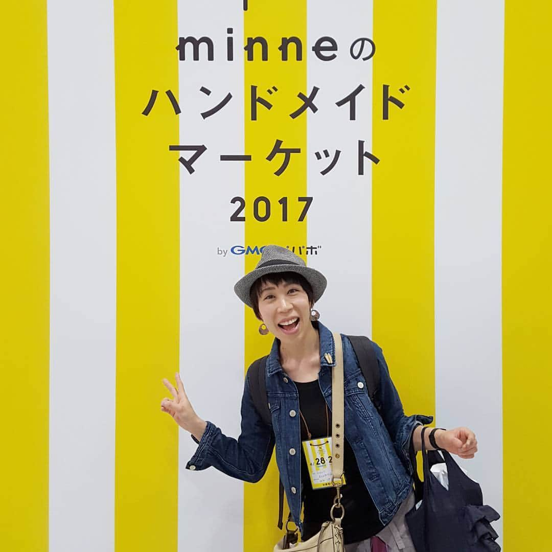 ユリルリよしかわりほこのインスタグラム：「#minneのハンドメイドマーケット 無事全回終わりました！ 終始バタバタしていましまが、大丈夫だったでしょうか… ご参加頂いた皆様ありがとうございました！ ご質問などございましたらお気軽にご連絡くださいませ〜 ご参加頂けなかった方、申し訳ございませんっ。 ホームページで簡単に作り方を解説していますのでご覧くださいませ。 来週の中頃にminneでキットも販売できればと思っています。できれば。  恥をしのんで一人で記念撮影。  #ワークショップ  #ユリルリ #プラバン #東京ビックサイト #ハンドメイド #プラバンキット #布プラバン」