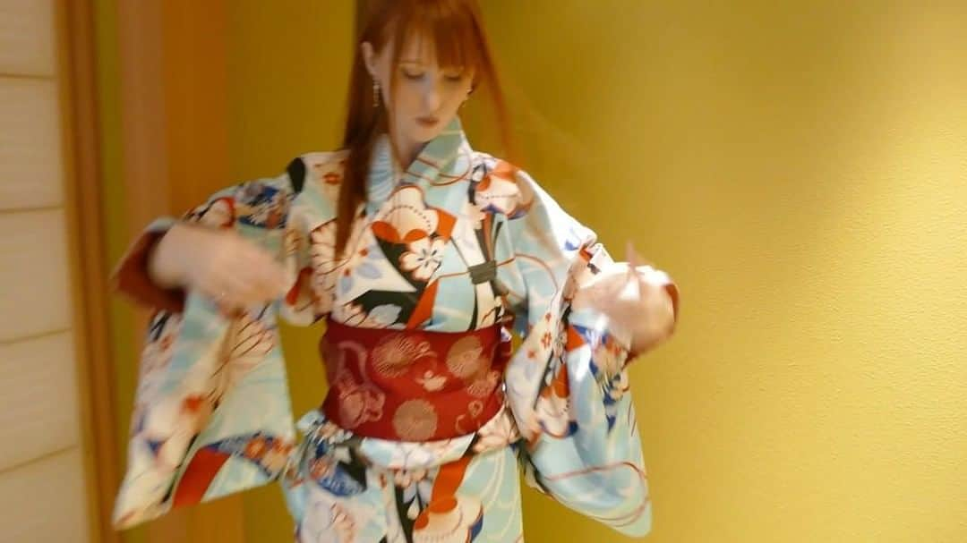 Rachel & Junのインスタグラム：「This is my fav clip from our newest video. These ladies volunteer in a tourist information center teaching tourists Japanese cultural traditions like tea ceremonies, flower arranging, origami, wearing a kimono, and more! They helped me into this (quickly done) kimono, and then were all adorable peeking out to see it while we were filming! Video is on our Rachel & Jun Adventures channel!」