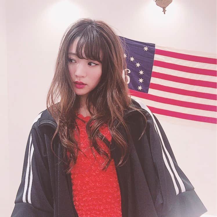 志田友美（ゆうみん）のインスタグラム：「code up👯💋 niituのセットアップがお気に入りすぎる🙄💭 #hellomynameis #niitu #shibuya #109 #fashion #ootd #渋谷 #コーデ #2017春 #spring」