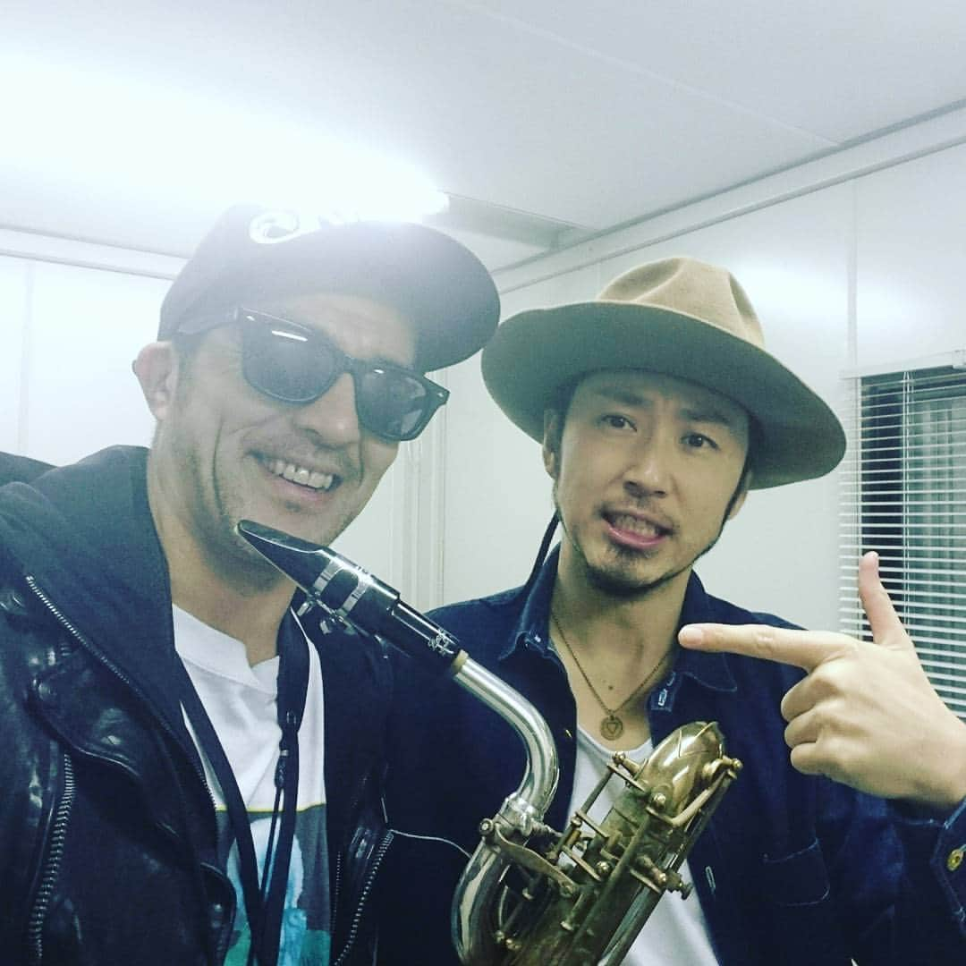 谷中敦さんのインスタグラム写真 - (谷中敦Instagram)「スカパラ加藤谷中アラバキACIDMANサポート終了。ACIDMAN20周年おめでとう。最初に大木くんと話したのはバンプ・オブ・チキンの藤原くんの紹介でした。大木くんを宜しくお願いします！と言われて仲良くなって何度も会い、お互いに熱く相談したり。それも15年とか前か。出会いに感謝！  #大木伸夫 #ACIDMAN #アラバキロックフェスティバル #バンプオブチキン #藤原基央」4月29日 23時54分 - a.yanaka