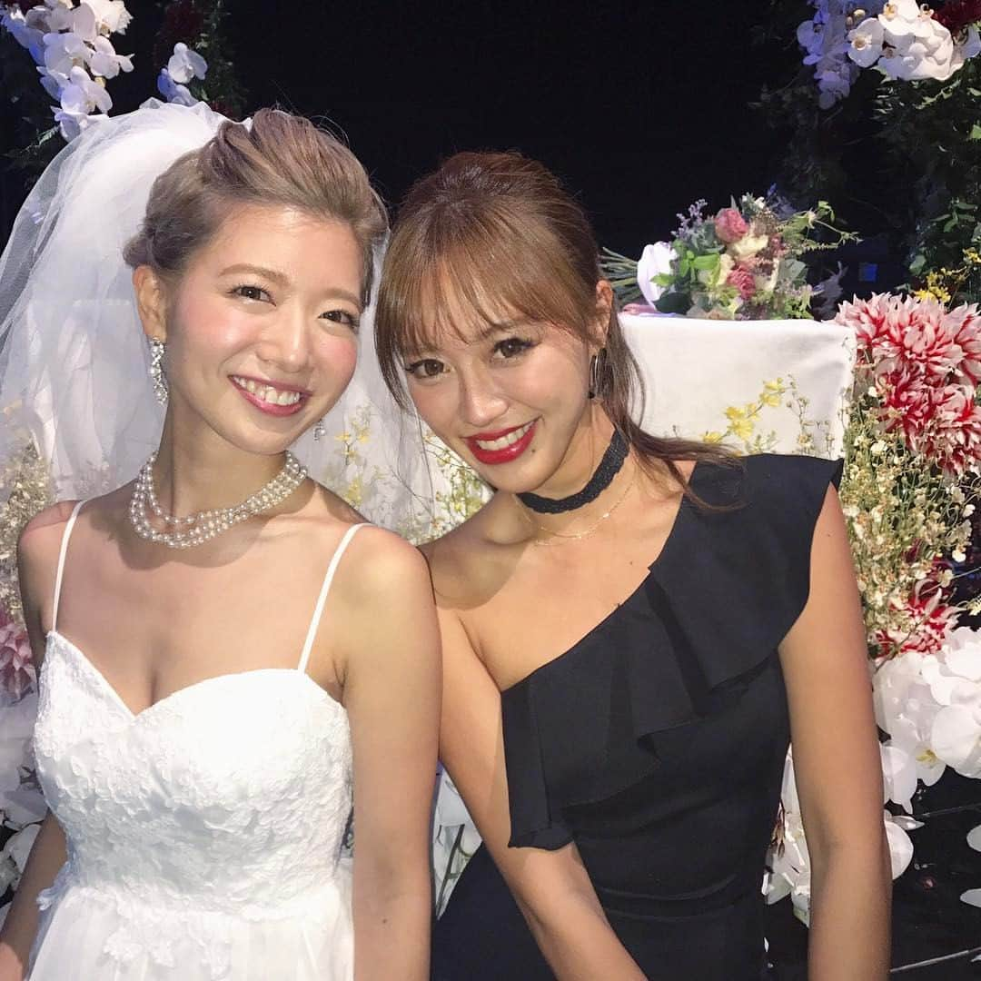 廣田奈々さんのインスタグラム写真 - (廣田奈々Instagram)「愛する @maoda419 の結婚式🕊🔔 まおちゃんはRESEXXYで共に過ごした上司であり仲間。 もともとなかよくて RESEXXYに移動する後押しもしてくれただいすきな人。 昔は毎晩よく遊んでたよね😂 だから紹介文は #無敵ナイト ✌🏼こうしてお祝い出来て本当によかった😌✨とってもきれいで にかーって笑う笑顔が大好き😩💕💕 これからも一緒に楽しもーね😚✨ #HAPPY #WEDDING #HAPPYWEDDING #instagood #igwedding #love #bestfriend」4月29日 23時55分 - nana_hirota