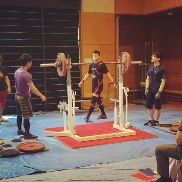 のインスタグラム：「#かっこいい友人 #の #スクワット #第一試技 #powerlifting #squats  #消防士だったのに」