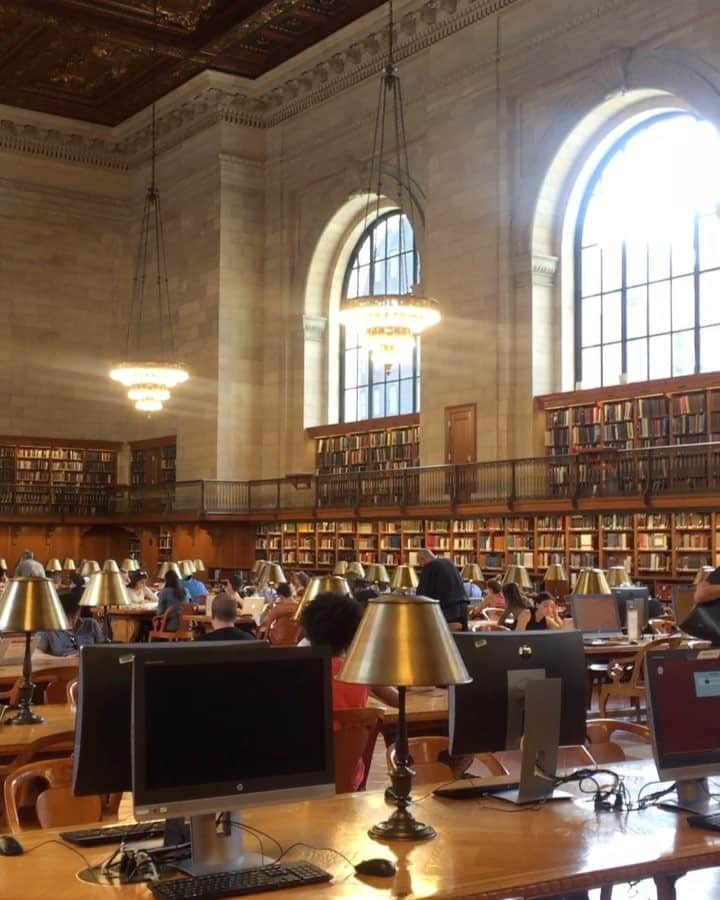 彩星りおんのインスタグラム：「Beautiful reading room at NY Public Library @nypl  I like the smell of books😌That reminds me of when I was a student. ニューヨーク公立図書館の中の広くて美しいリーディングルーム✨本の匂いに癒される〜。 #newyorkpubliclibrary #readingroom #nyc #ny #newyork #library #book #lifeinnyc #nyclife #instanyc #instalife #🗽 #ニューヨーク公立図書館  #本の匂い #ニューヨーク  #ニューヨーク生活」