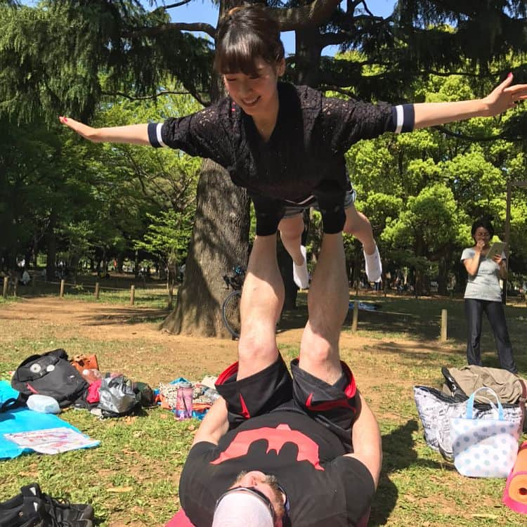 竹村真琴さんのインスタグラム写真 - (竹村真琴Instagram)「いきなりアクロヨガ #代々木公園 #アクロバット #ヨガ」4月30日 15時26分 - makototakemura511