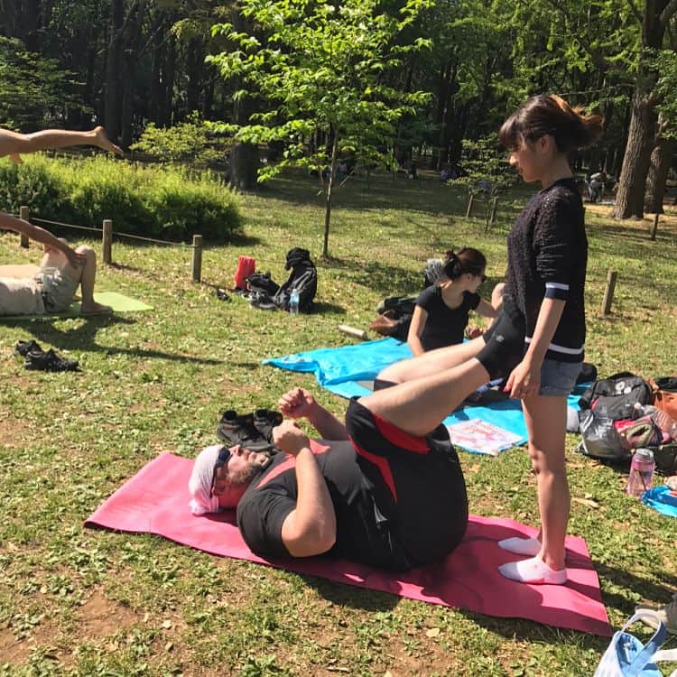 竹村真琴のインスタグラム：「いきなりアクロヨガ #代々木公園 #アクロバット #ヨガ」