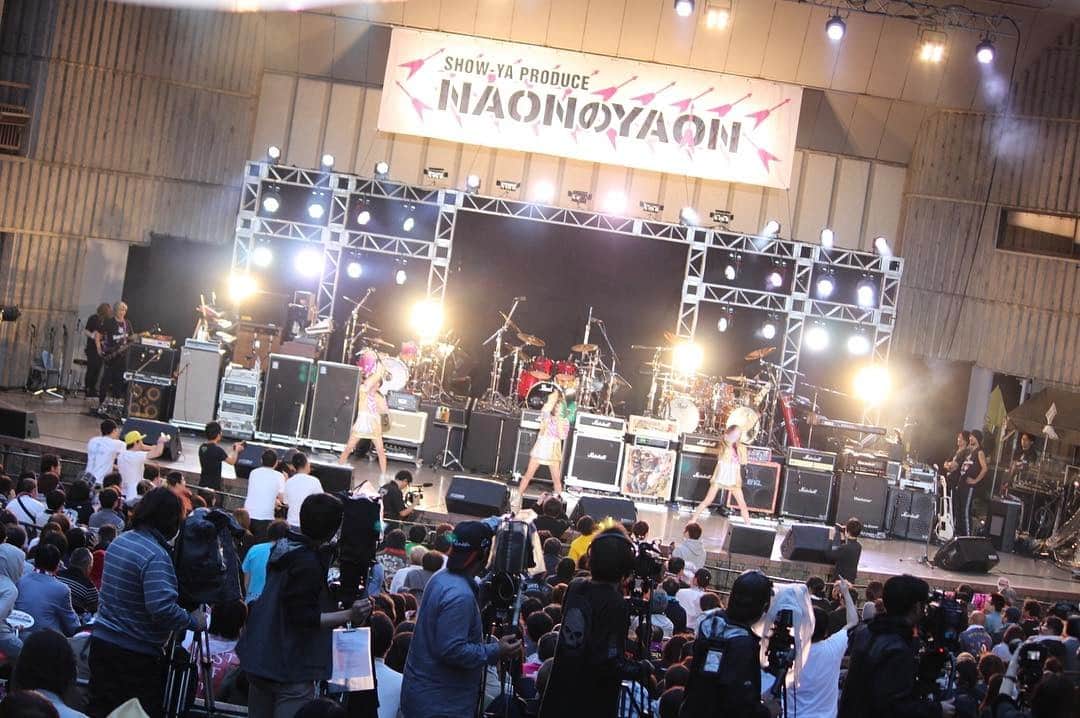 志田友美（ゆうみん）のインスタグラム：「NAONのYAON！豪華なアーティストさんに囲まれながら、 #SHOW-YA さんの生バンドで歌わせていただき感激でした！ #naonのyaon #日比谷野音 #野音」