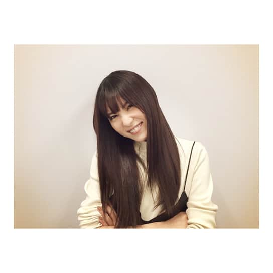 石川恋さんのインスタグラム写真 - (石川恋Instagram)「今日は撮影で髪をストレートに💇いつも巻いてるから新鮮。#shooting」4月30日 18時25分 - ren_ishikawa